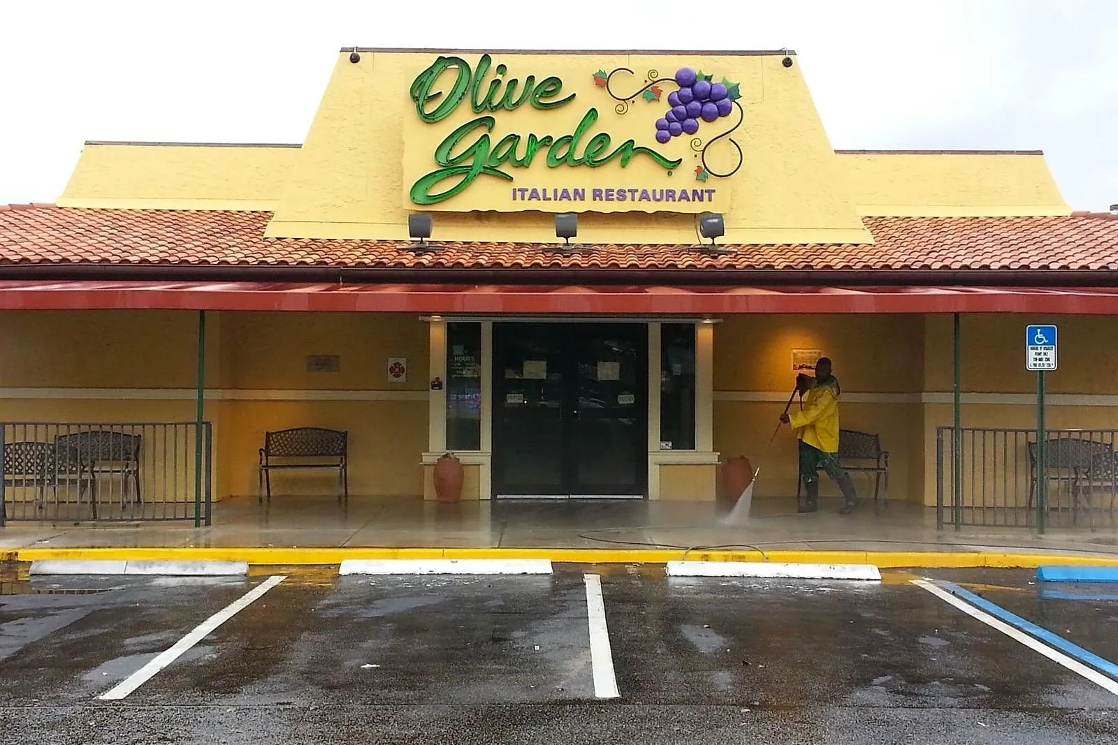 A chain restaurant exterior and parking lot before and after pressure washing — after