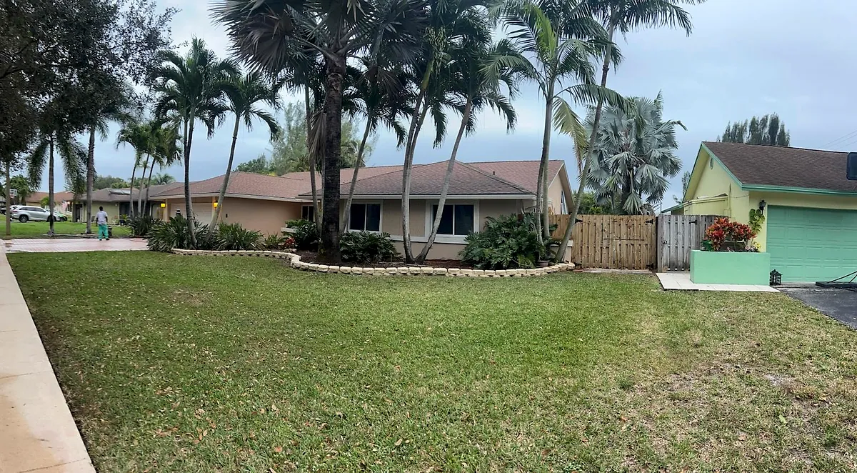 House Washing by Spray & Wash in Fort Lauderdale, FL